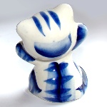 Chat debout en porcelaine blanc et bleu