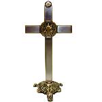 Crucifix en metal sur socle