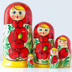 Poupee russe en foulard rouge