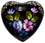 Broche coeur en papier mache