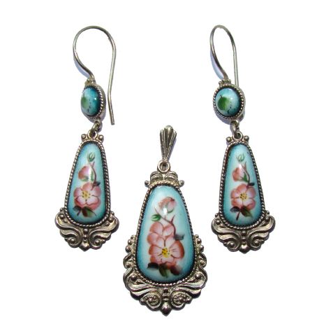 Parure en emaux, Boucles d'oreilles et Pendentif