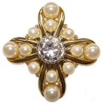 Broche en forme de croix ornee de strass et de perles