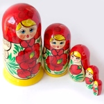 Poupee russe en foulard rouge