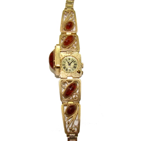 Montre-bracelet décorée d'ambre