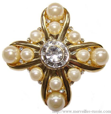 Broche en forme de croix ornee de strass et de perles