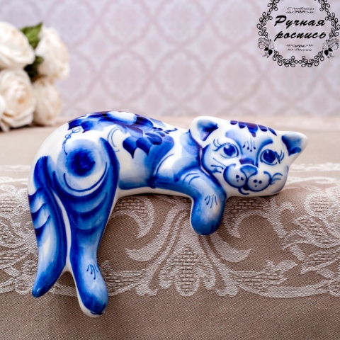 Statuette chat couché en porcelaine
