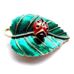 Broche Coccinelle sur feuille verte